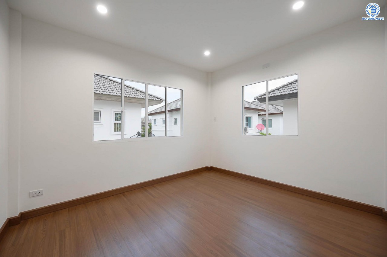 บ้านมือสองตกแต่งใหม่ โครงการ ชวนชื่นโมดัส แจ้งวัฒนะ เนื้อที่ 51.6 ตร.ว. ฟังก์ชัน 3 ห้องนอน 3 ห้องน้ำ จอดรถได้ 2 คัน รองรับทุกการอยู่อาศัย บนทำเลเดินทางเข้า-ออกเมืองสะดวก เชื่อมต่อถนนเลี่ยงเมืองปากเกร็ด, ถนนแจ้งวัฒนะ, ถนนติวานนท์ ใกล้รถไฟฟ้าสายสีชมพู "สถานีเลี่ยงเมืองปากเกร็ด" ทางด่วน "แจ้งวัฒนะ" และเซ็นทรัล แจ้งวัฒนะ